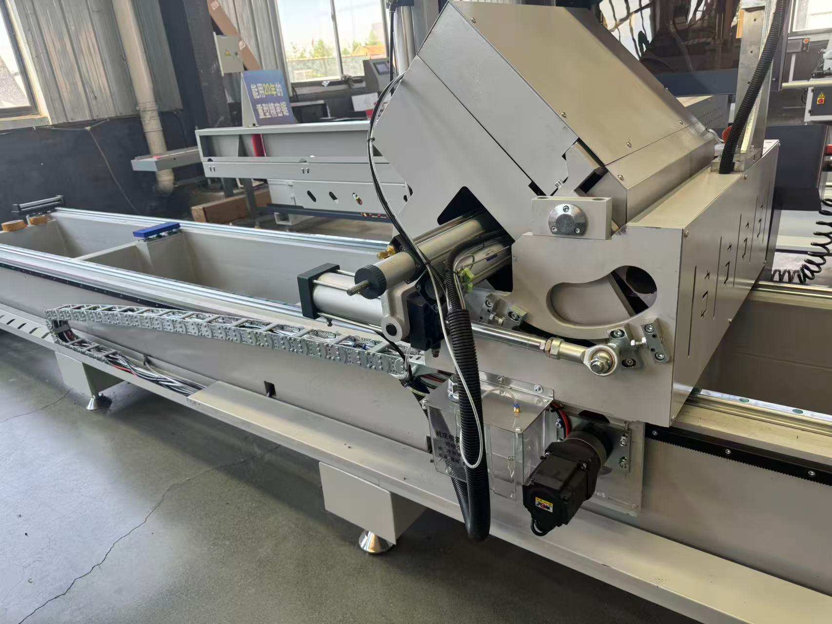 550 CNC Xarici Pivot Həssas Gönye Saw, 45°/90