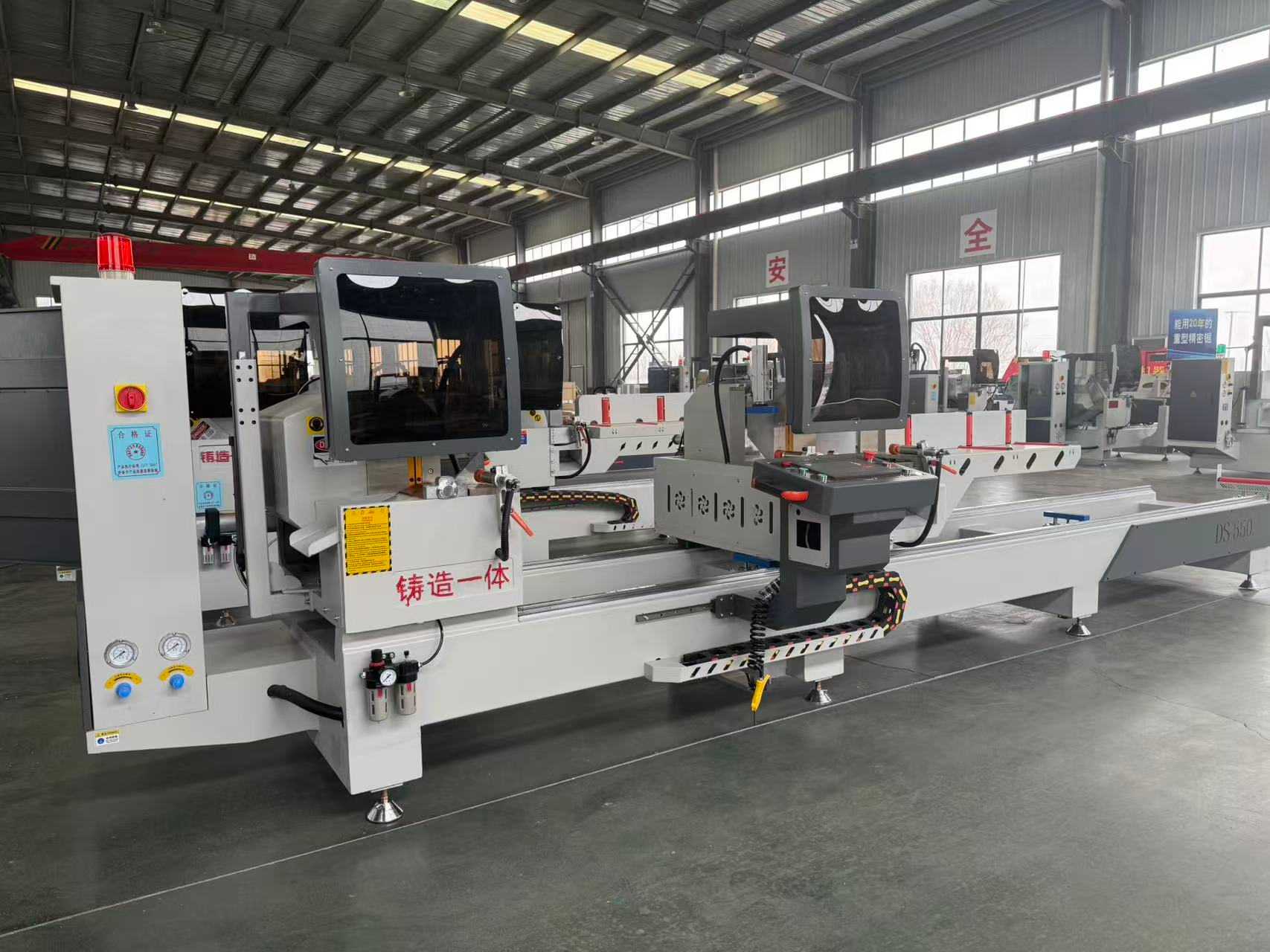 550 CNC daxili fırlanan 45 dərəcə və 90 dərəcə dəqiqlikli mişar