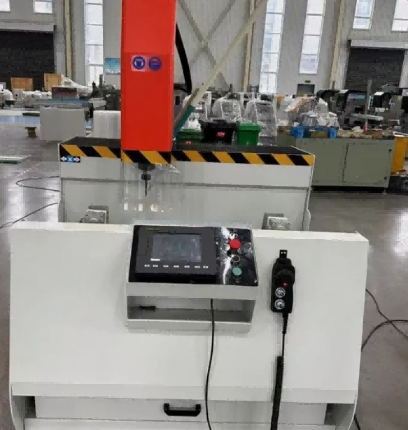 800mm 3-Oxlu Yüksək Sərtlikli CNC Emal Mərkəzi | Sənaye alüminium ekstruziyaları üçün nəzərdə tutulmuşdur