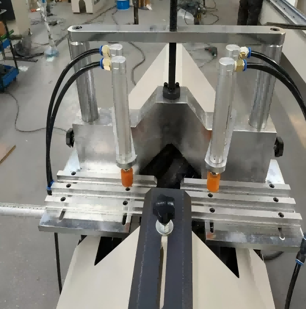 PVC Qapı və Pəncərə istehsalı üçün yüksək dəqiqlikli iki başlıqlı UPVC pəncərə şüşələri üçün muncuq gönye kəsici mişar maşını