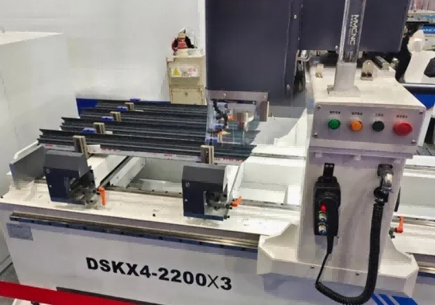 Yüksək Dəqiqlikli Ağır 4 Başlıqlı CNC Alüminium Pərdə Divar Qazma Maşını