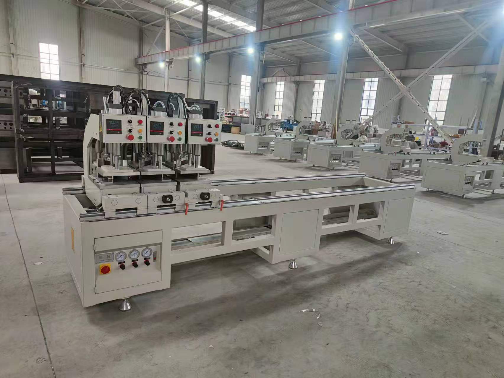 PVC Pəncərə və Qapı üçün Üç Başlıqlı UPVC Dikişsiz Qaynaq Maşını